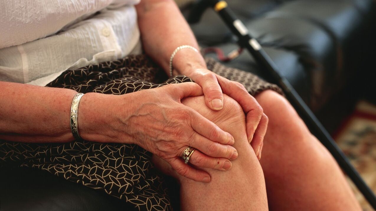 Ceļa locītavas artroze vecāka gadagājuma sievietei
