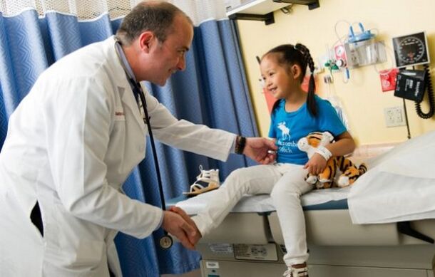 ārsts apskata bērnu ar gūžas locītavas artrozi