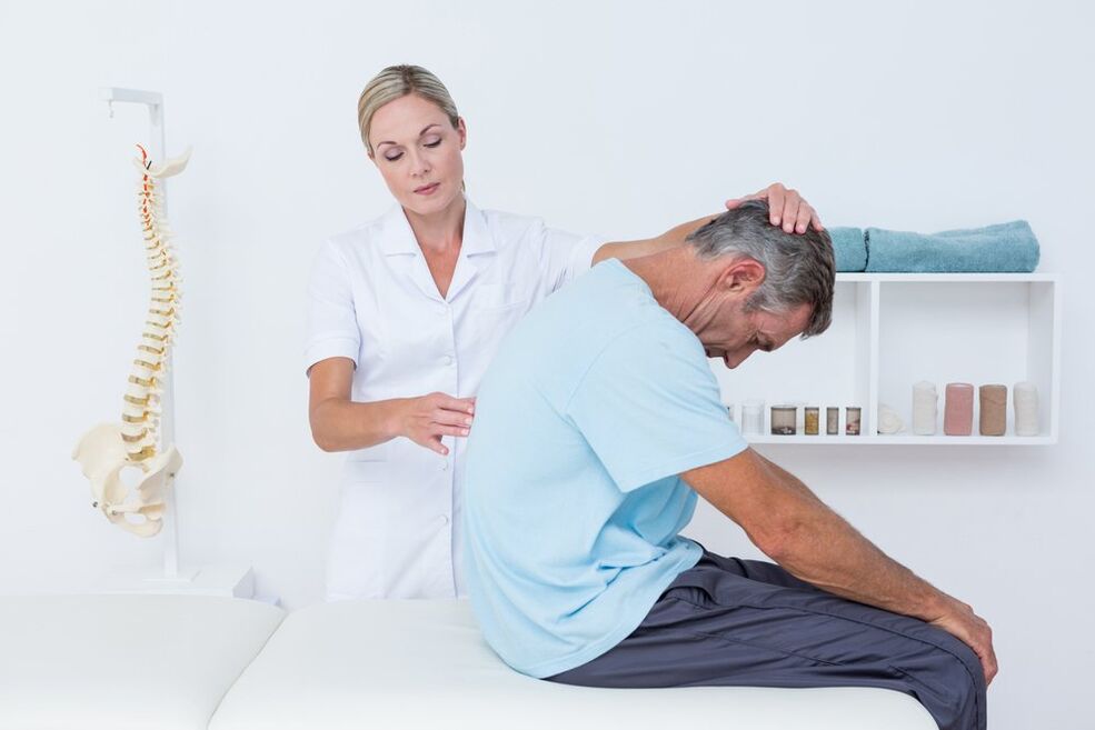 ārsts pārbauda muguru ar osteohondrozi